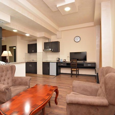 Partez Hotel Yerevan Bagian luar foto