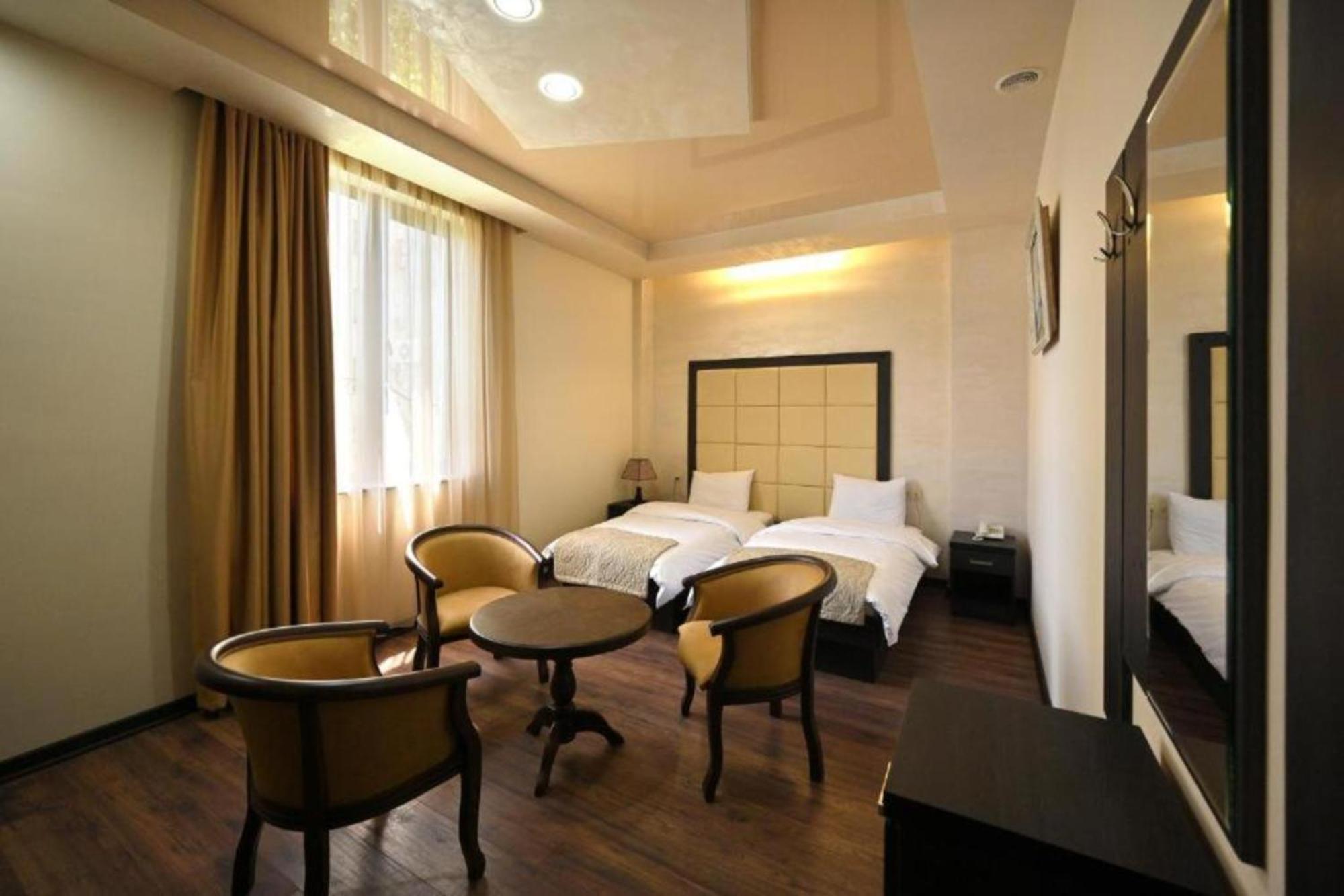 Partez Hotel Yerevan Bagian luar foto