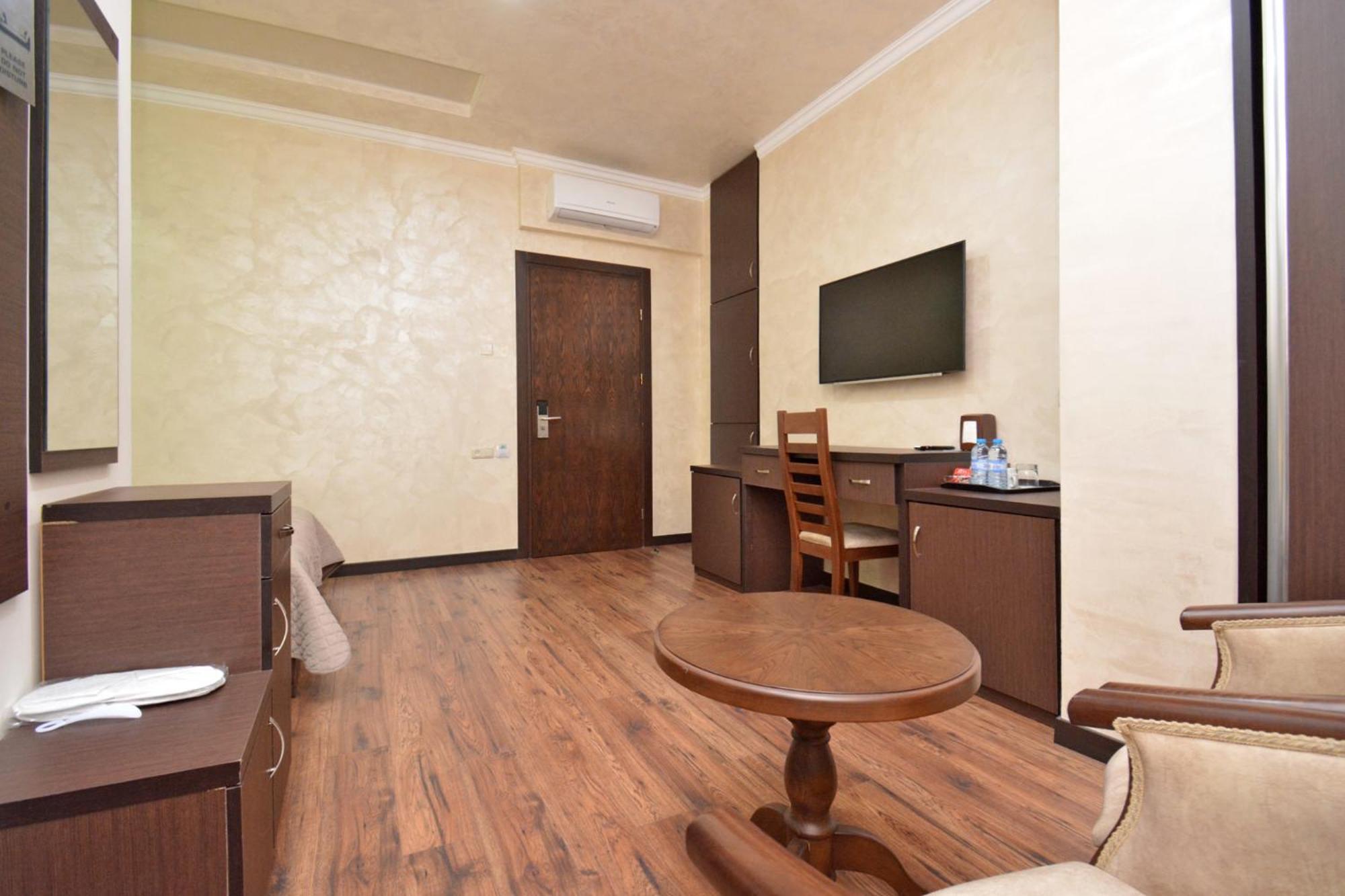 Partez Hotel Yerevan Bagian luar foto