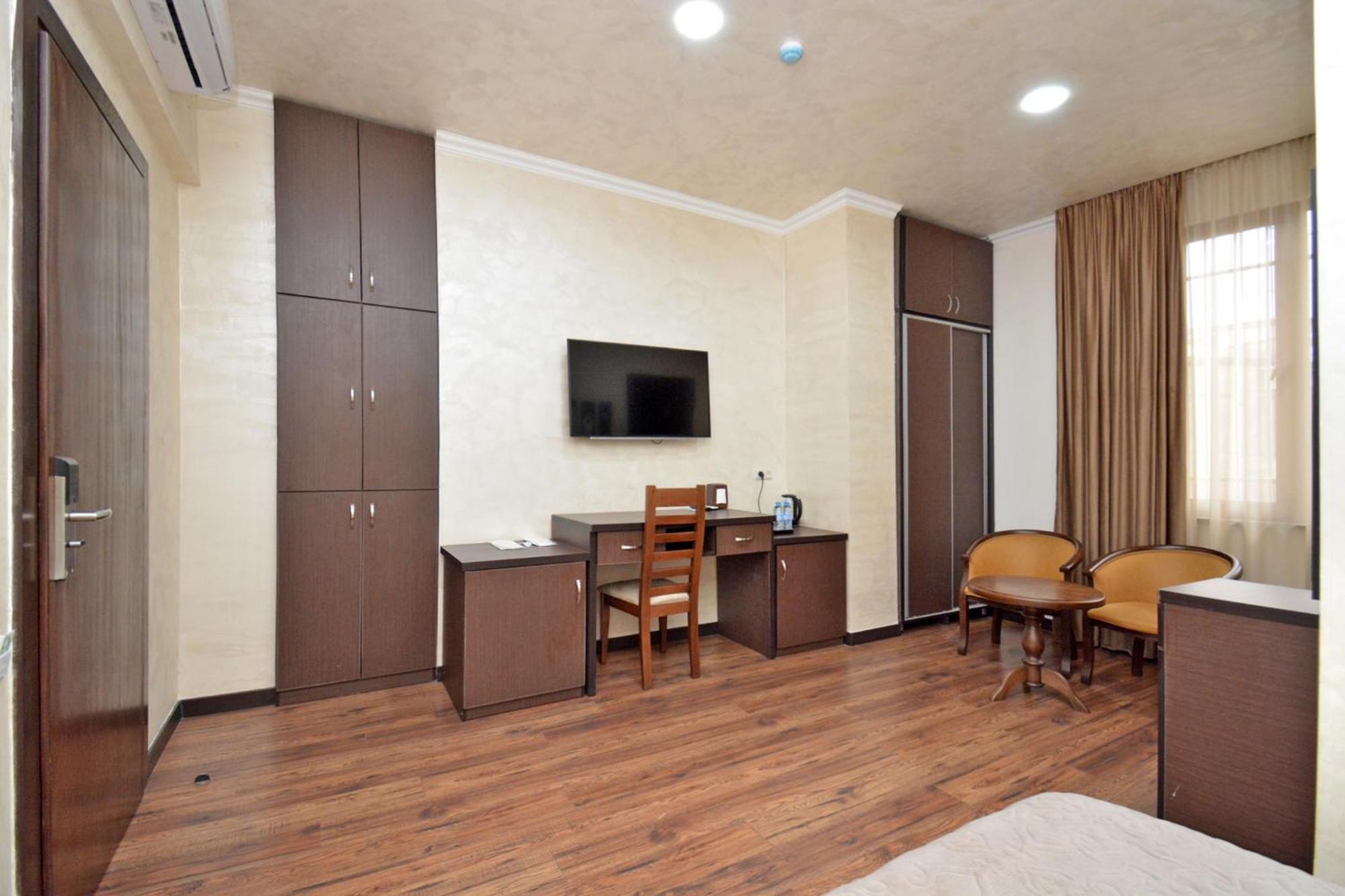 Partez Hotel Yerevan Bagian luar foto