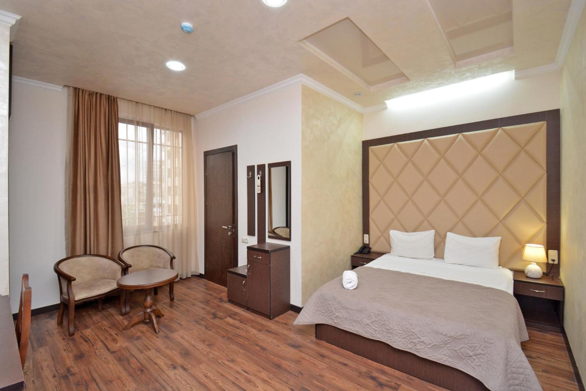 Partez Hotel Yerevan Bagian luar foto