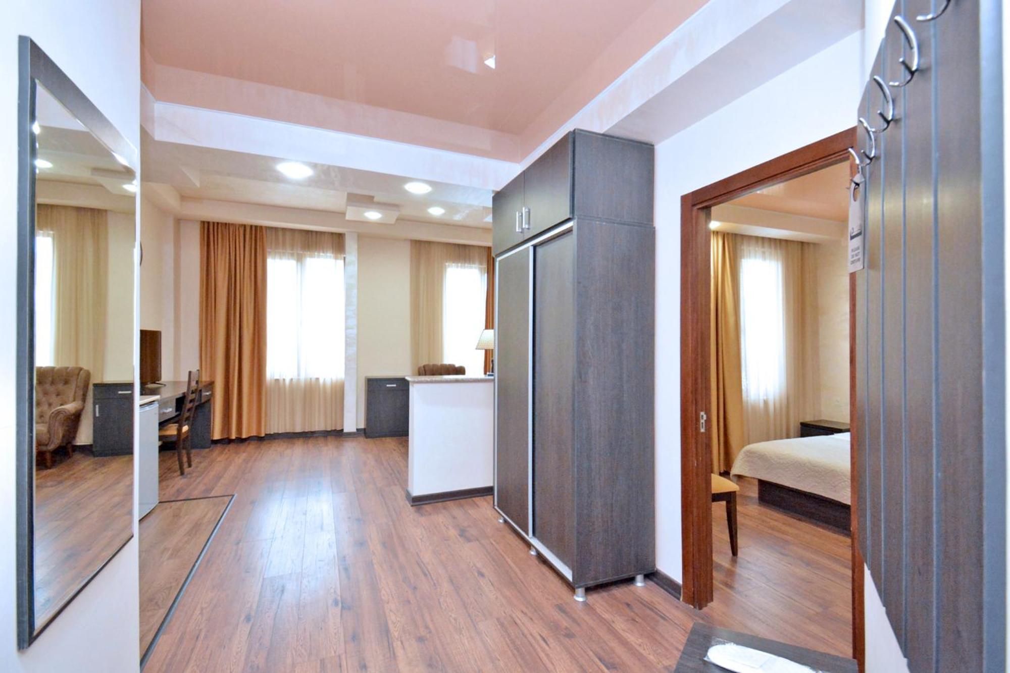 Partez Hotel Yerevan Bagian luar foto