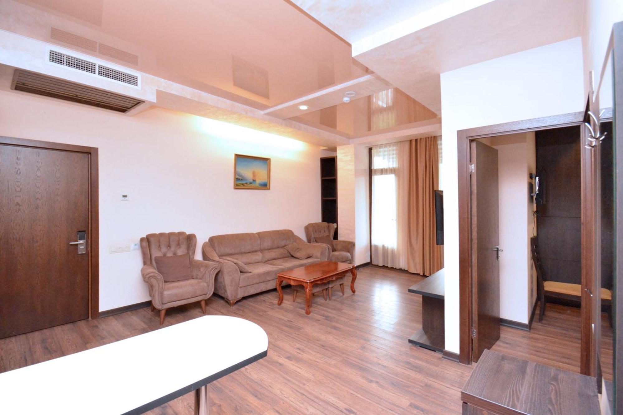 Partez Hotel Yerevan Bagian luar foto