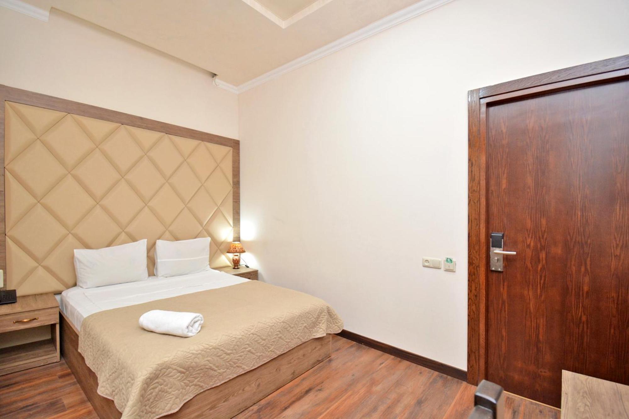 Partez Hotel Yerevan Bagian luar foto