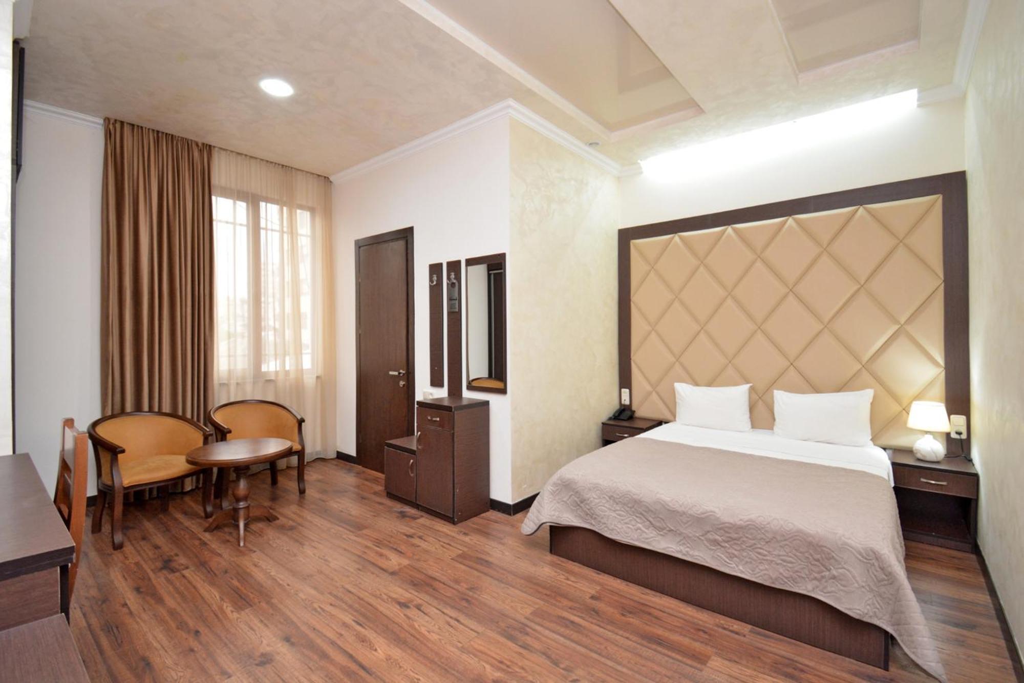 Partez Hotel Yerevan Bagian luar foto