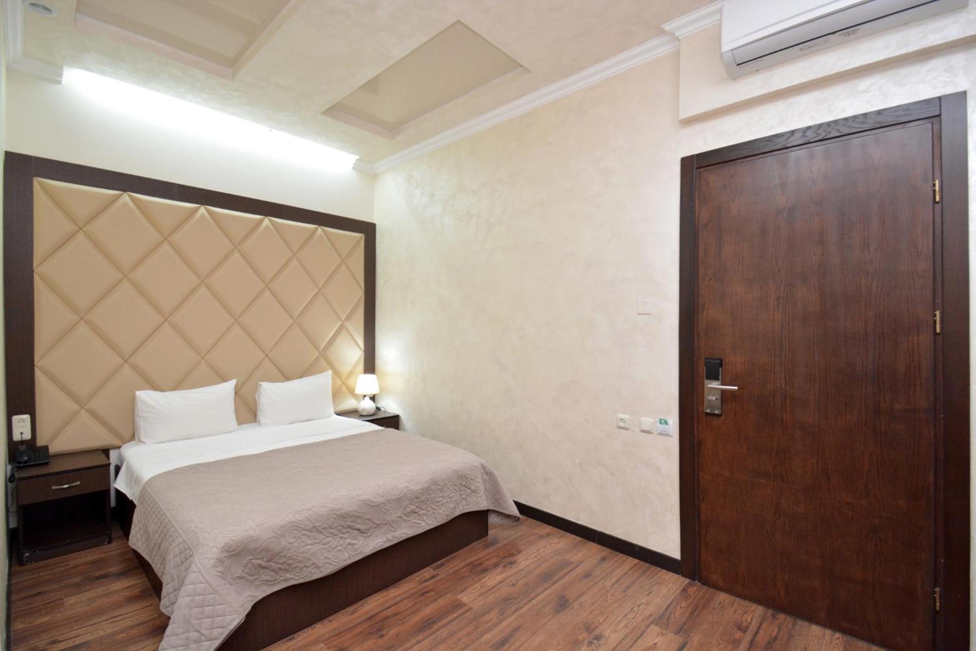 Partez Hotel Yerevan Bagian luar foto
