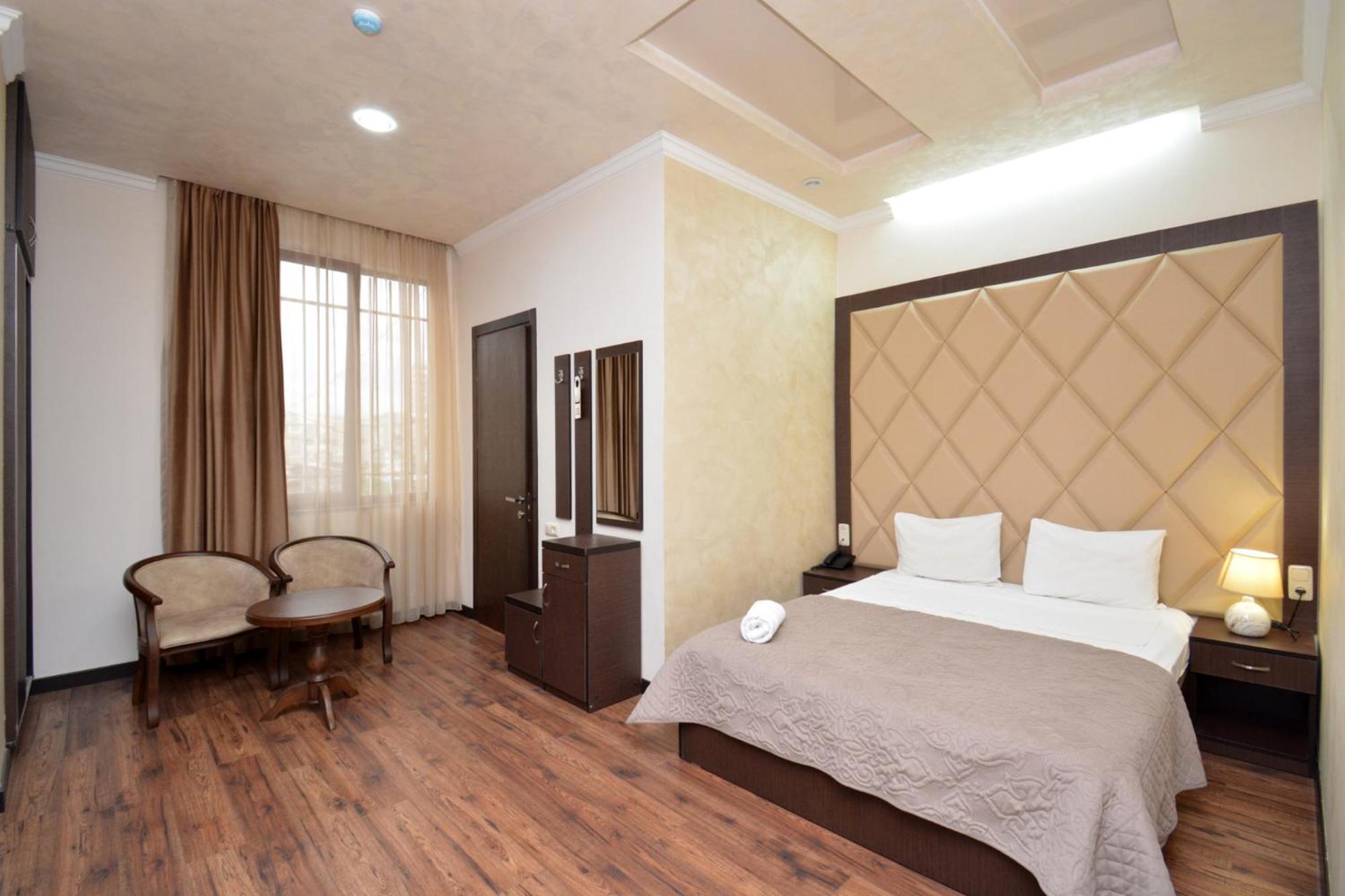 Partez Hotel Yerevan Bagian luar foto