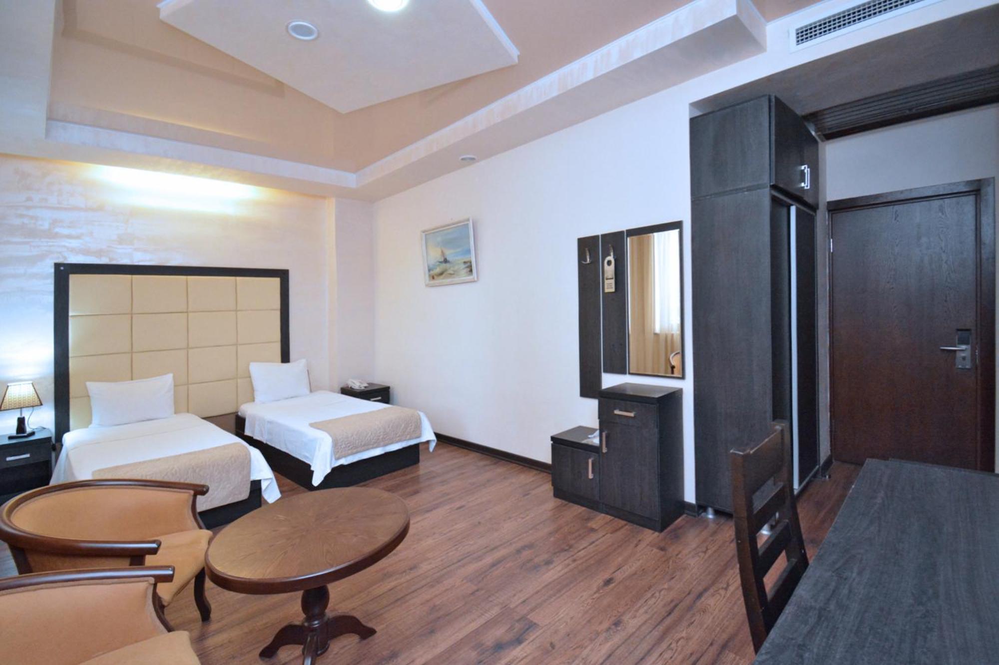 Partez Hotel Yerevan Bagian luar foto