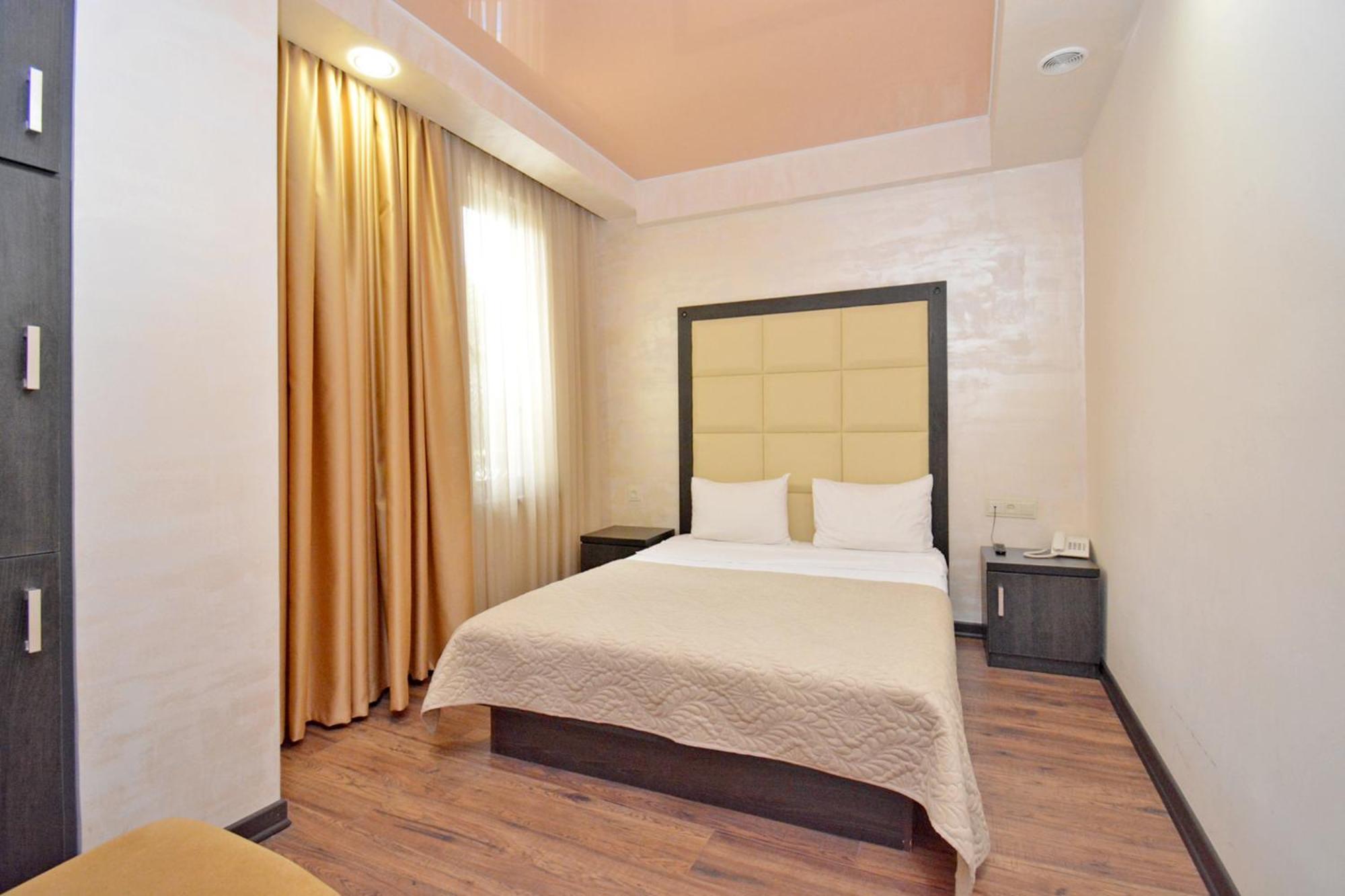 Partez Hotel Yerevan Bagian luar foto