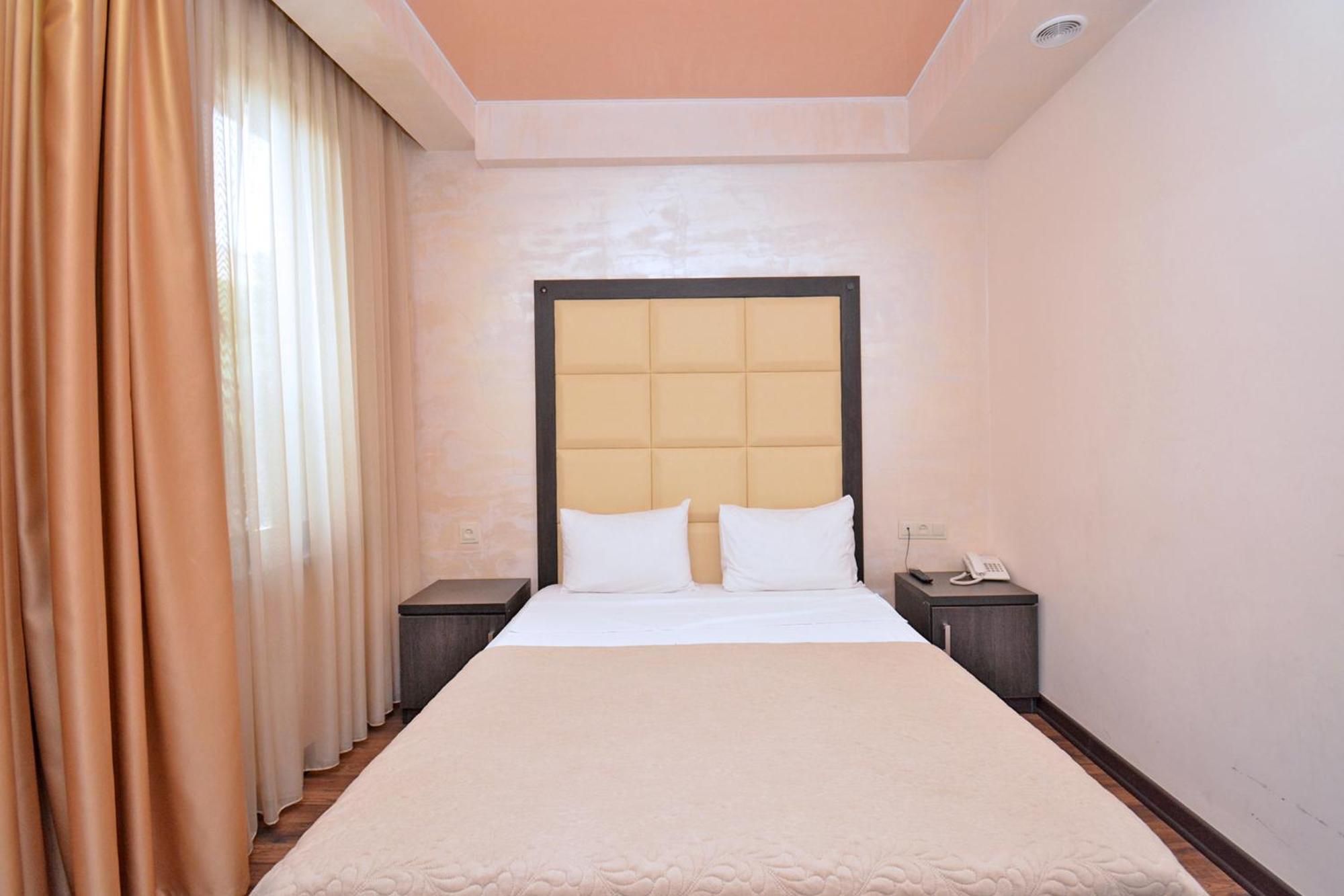 Partez Hotel Yerevan Bagian luar foto